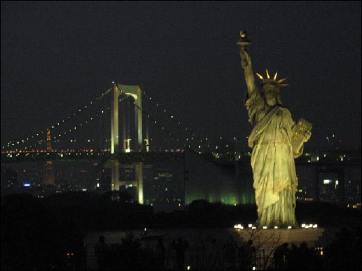 오다이바의 자유의 여신상과 레인보우 브리지의 야경 